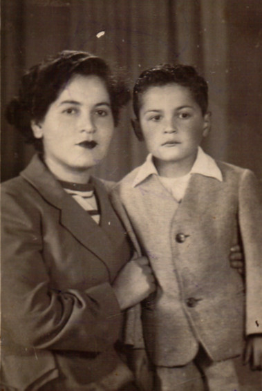 Juan Chacón y su madre Juan Chacón y su madre
