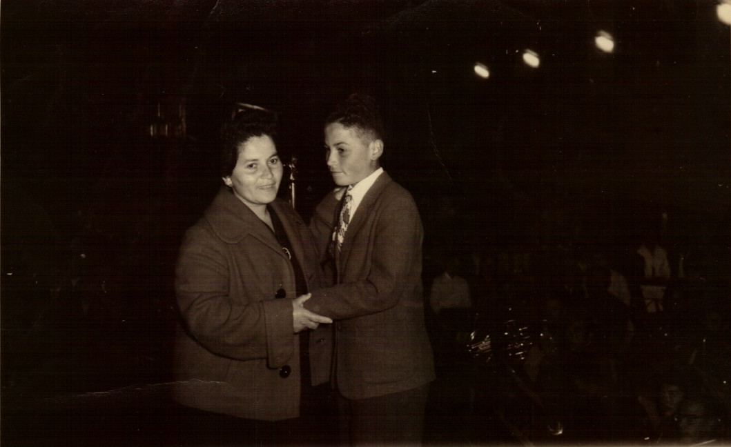 Juan Chacón con su madre Juan Chacón con su madre