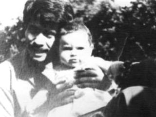Fotografía de Alfonso Chanfreau junto a su hija Natalia Chanfreau Hennings, hija de su matrimonio con Erika Hennings, ambos militantes del Movimiento de Izquierda Revolucionaria (MIR) durante la década de 1970.