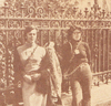 Carmen Brice�o Mart�nez encadenada a las rejas del ex Congreso Nacional, junto a una compa�era. 18 de abril de 1979