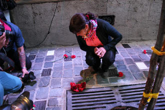 Susana Zúñiga pone flores en la placa que recuerda a su padre, Eduardo Zúñiga. Susana Zúñiga pone flores en la placa que recuerda a su padre, Eduardo Zúñiga.