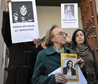Organizaciones de DD.HH. entregan carta en La Moneda solicitando información sobre José Huenante
