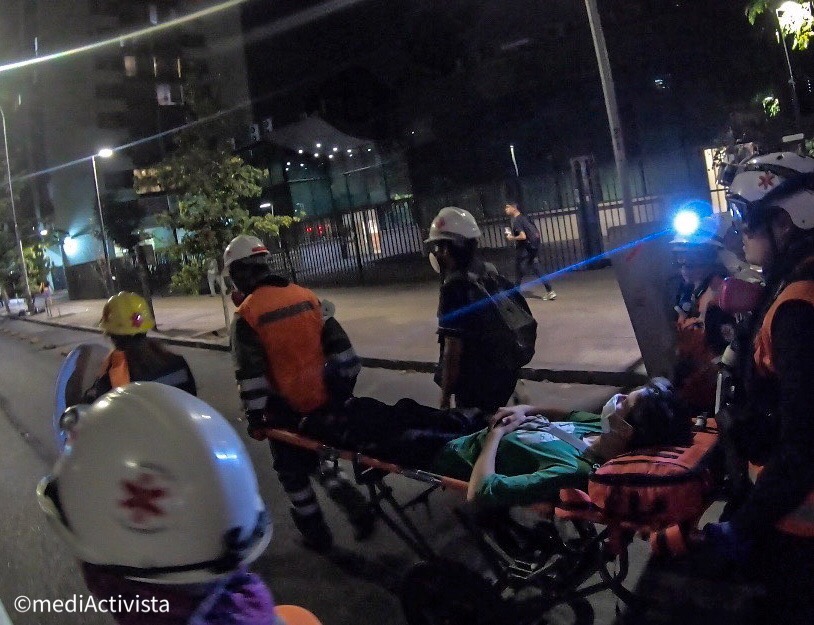 Rescatistas Voluntarios trasladan a herido por rebote de bomba lacrimógena a Posta Central debido a la gravedad de sus lesiones