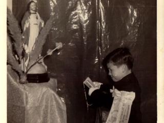 Gregorio Gaete en la iglesia durante su primera comunión