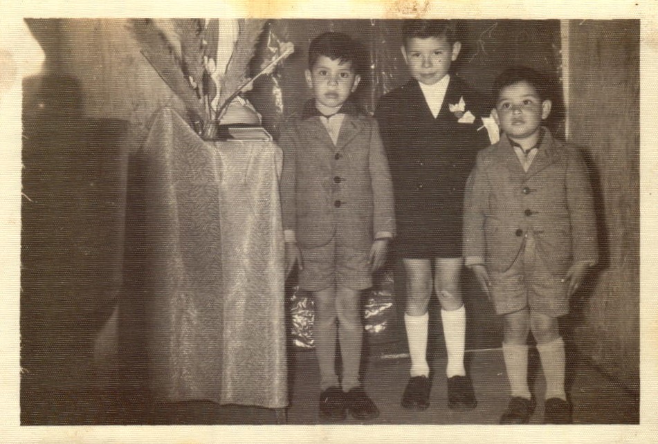 Gregorio Gaete con sus hermanos en su primera comunión Gregorio Gaete con sus hermanos en su primera comunión