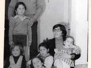 María Soledad junto a su hijo en casa de su suegro