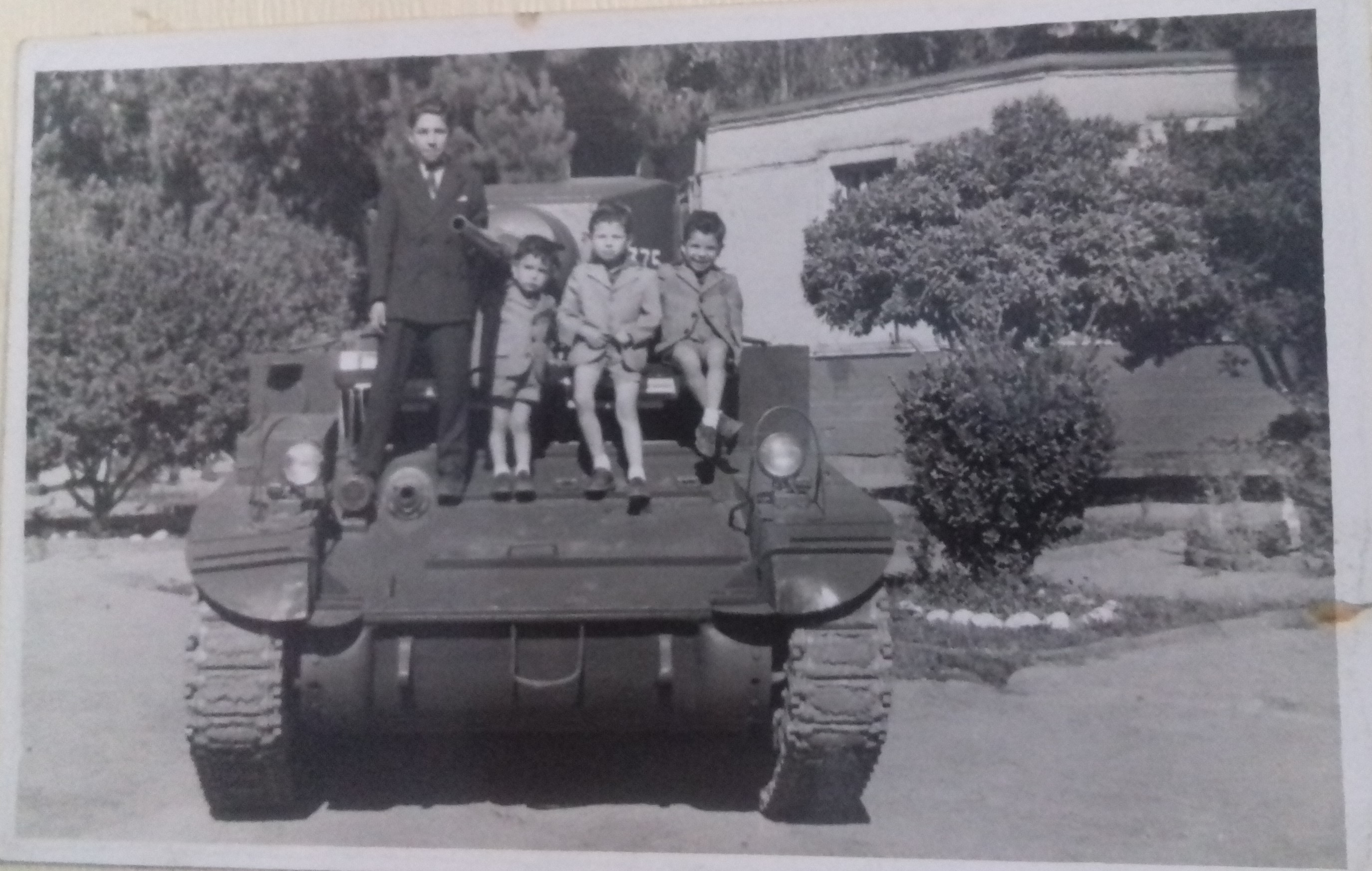 Hermanos Gaete Farías junto a su padre Hermanos Gaete Farías junto a su padre