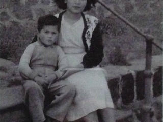 Juan Chacón con su madre