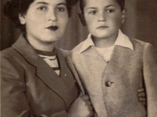 Juan Chacón y su madre