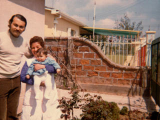 Juan Chacón con su madre e hija