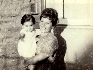 María Cristina Olivares junto a su nieta