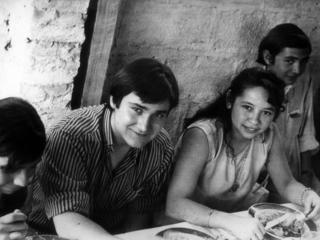Martín Elgueta junto a un grupo de jóvenes