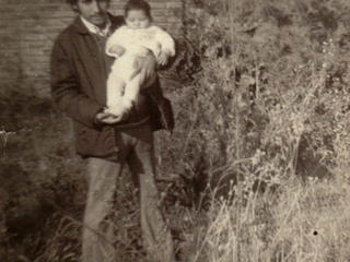 Ramón Núñez con un bebé