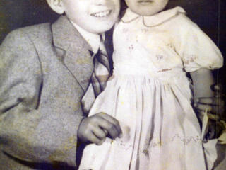 Sergio Montecinos y su hermana