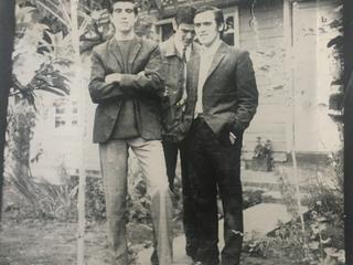 Hernán Galo González junto a sus amigos