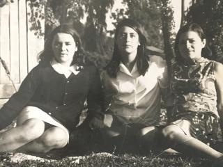 María Elena González junto a su hermana y amiga