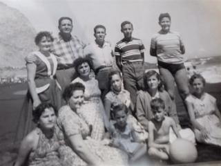 Familia Troncoso Muñoz en playa de Constitución