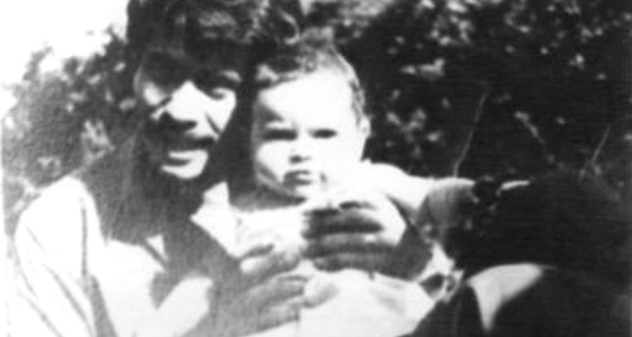 Fotografía de Alfonso Chanfreau junto a su hija Natalia Chanfreau Hennings, hija de su matrimonio con Erika Hennings, ambos militantes del Movimiento de Izquierda Revolucionaria (MIR) durante la década de 1970.