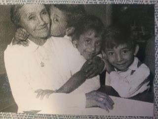 Hermanos Guajardo Zamorano junto a su abuela