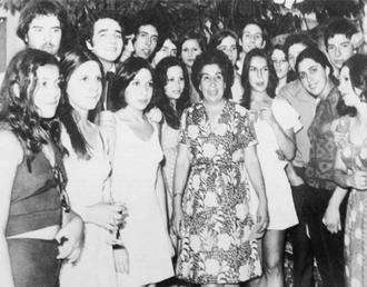 Hermanas en primer plano dia del matrimonio